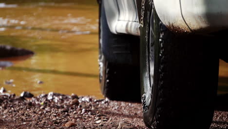 Cámara-Lenta-De-Neumáticos-De-Jeep-Cruzando-Un-Río-En-La-Jungla-Natural-De-Costa-Rica-Explorando-El-Camino-Invicto-Destino-De-Viaje-De-Vacaciones-En-El-Desierto