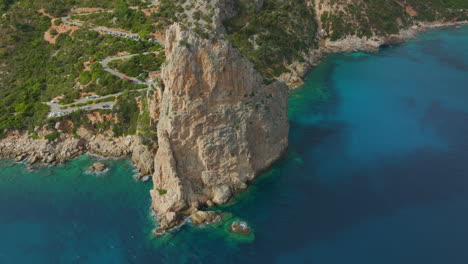 Vista-Aérea-En-órbita-Sobre-El-Monolite-Di-Pedra-Longa-En-La-Isla-De-Cerdeña-En-Un-Día-Soleado