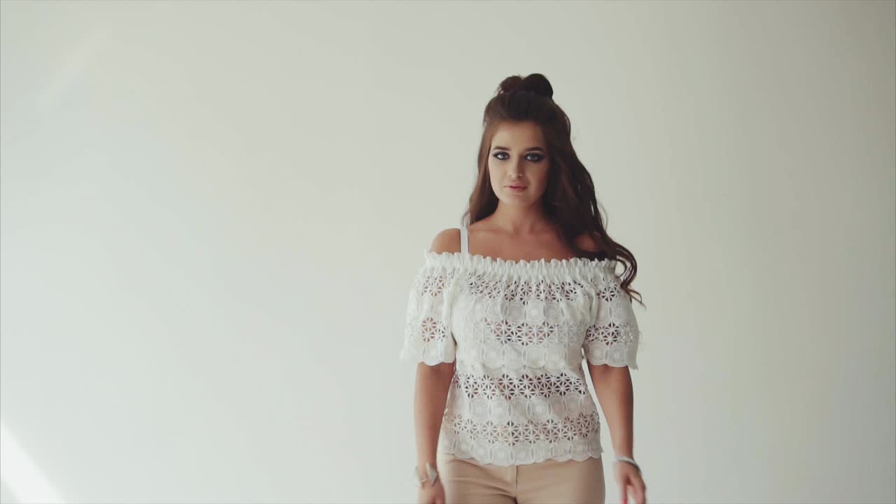 una mujer hermosa con un atuendo de moda.