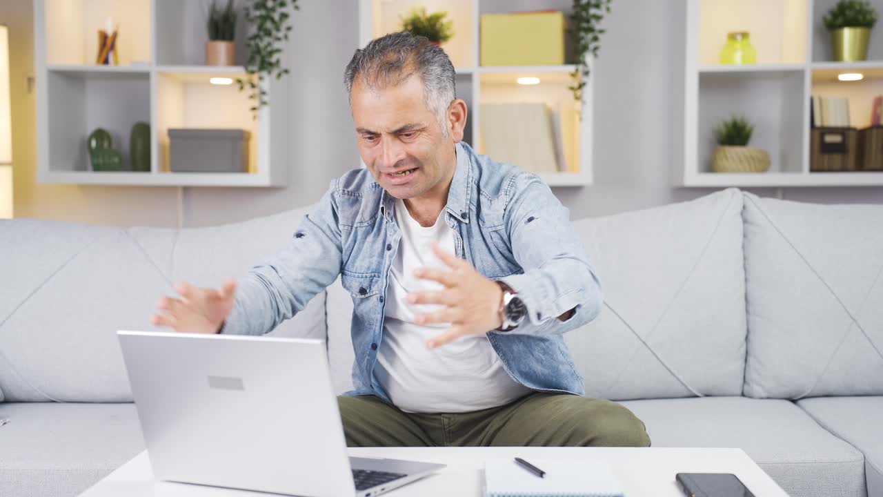 노트북에서 본 것에 화를 내었던 사람.