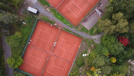 Varias-Canchas-De-Tenis-Vacías-En-Un-Parque