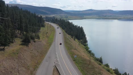 Nehmen-Sie-Die-Hauptstraße:-Luftaufnahme-Von-Williams-Lake-Neben-Cariboos-Malerischem-Highway-97