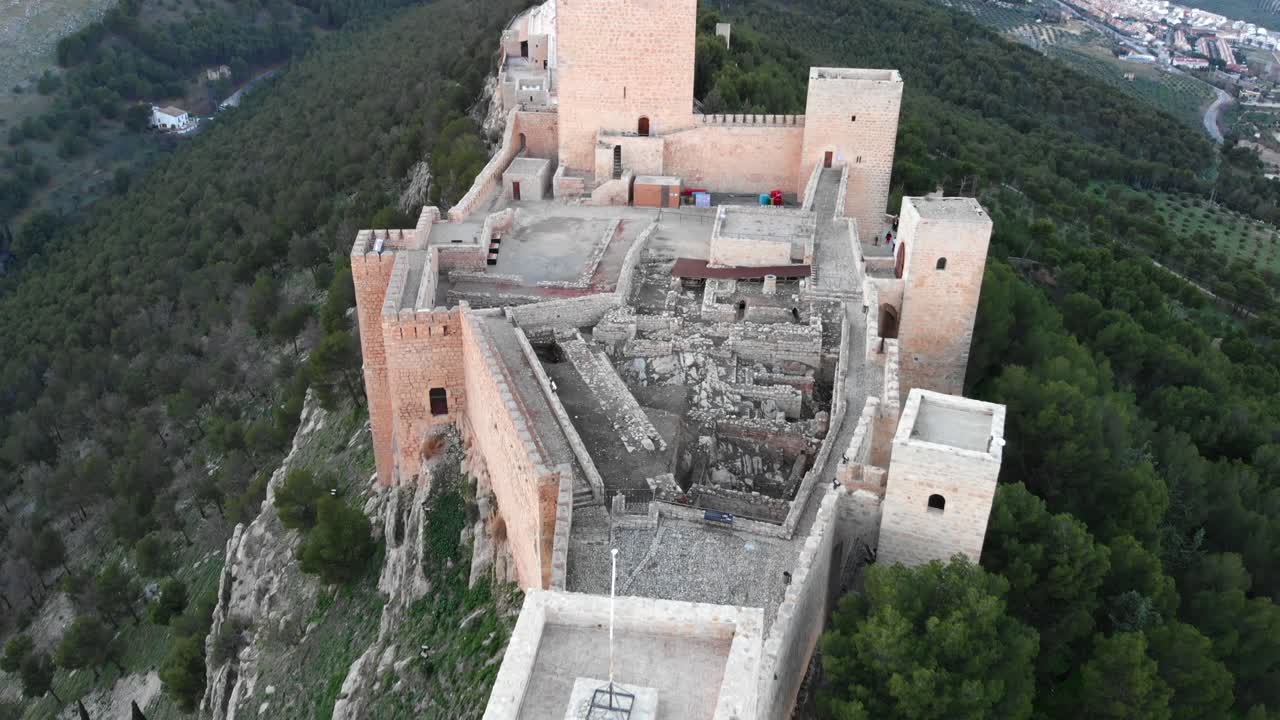 Castello di Jaén, Castello di Santa Catalina, Spagna, ripreso con un drone in 4k a 24fps, che mostra l'esterno e la città da più punti in un pomeriggio di dicembre.