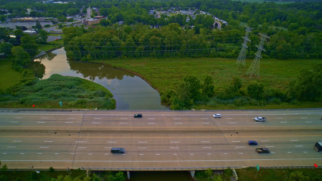 Drone terbang menuju jembatan I75 di atas sungai Huron di Michigan tenggara.
