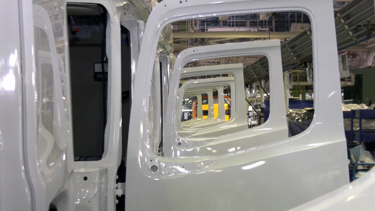 proceso de fabricación de piezas de camiones en una línea de ensamblaje