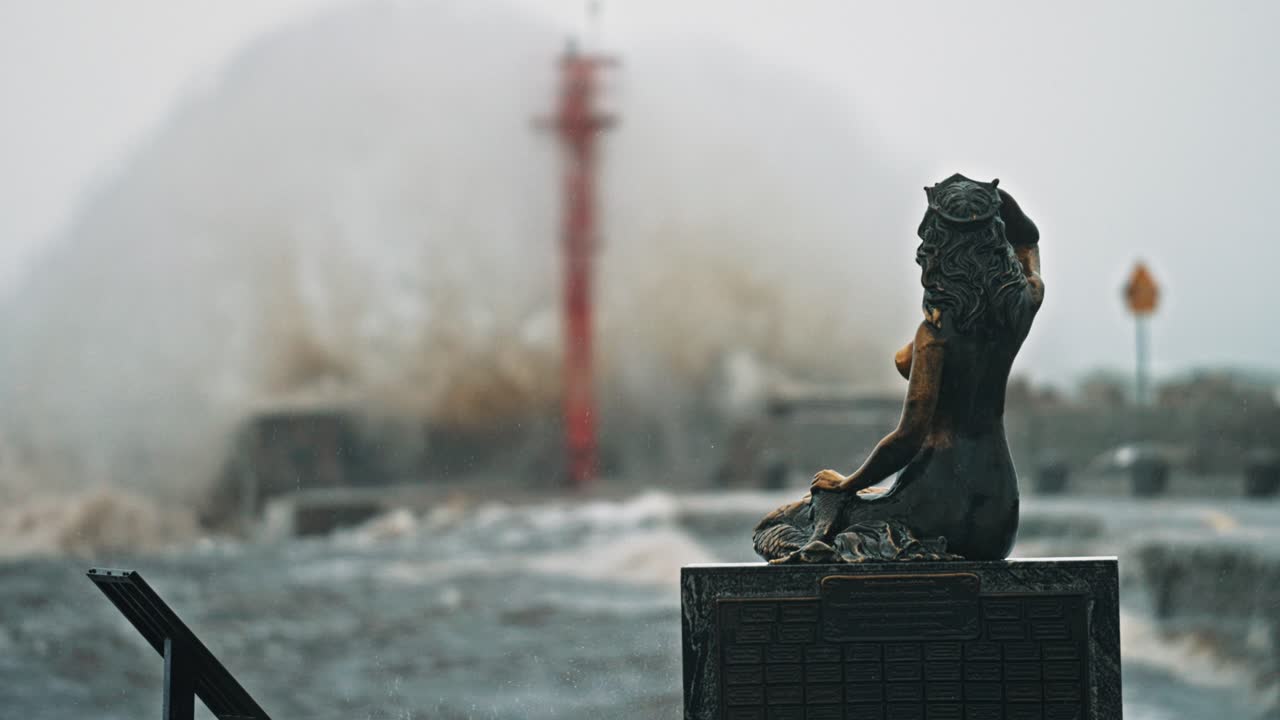 Huge storm waves crushing in Ustka harbour in slowmotion 120FPS