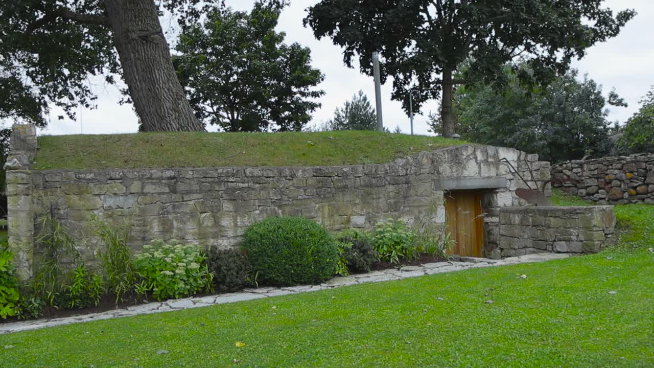 에스토니아와 북유럽의 전통적인 석회암 지하실 또는 여름 동안 과 풀로 인 지하실