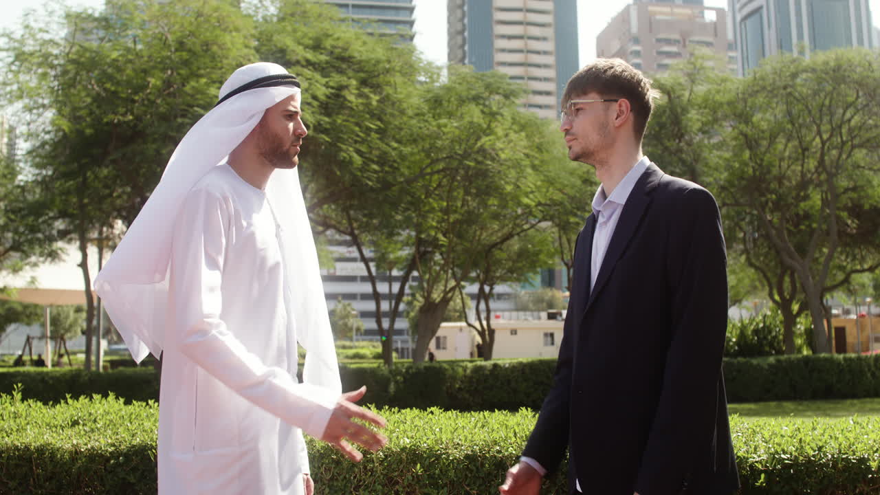 두 사람이 사업에 대해 이야기하고 있습니다.