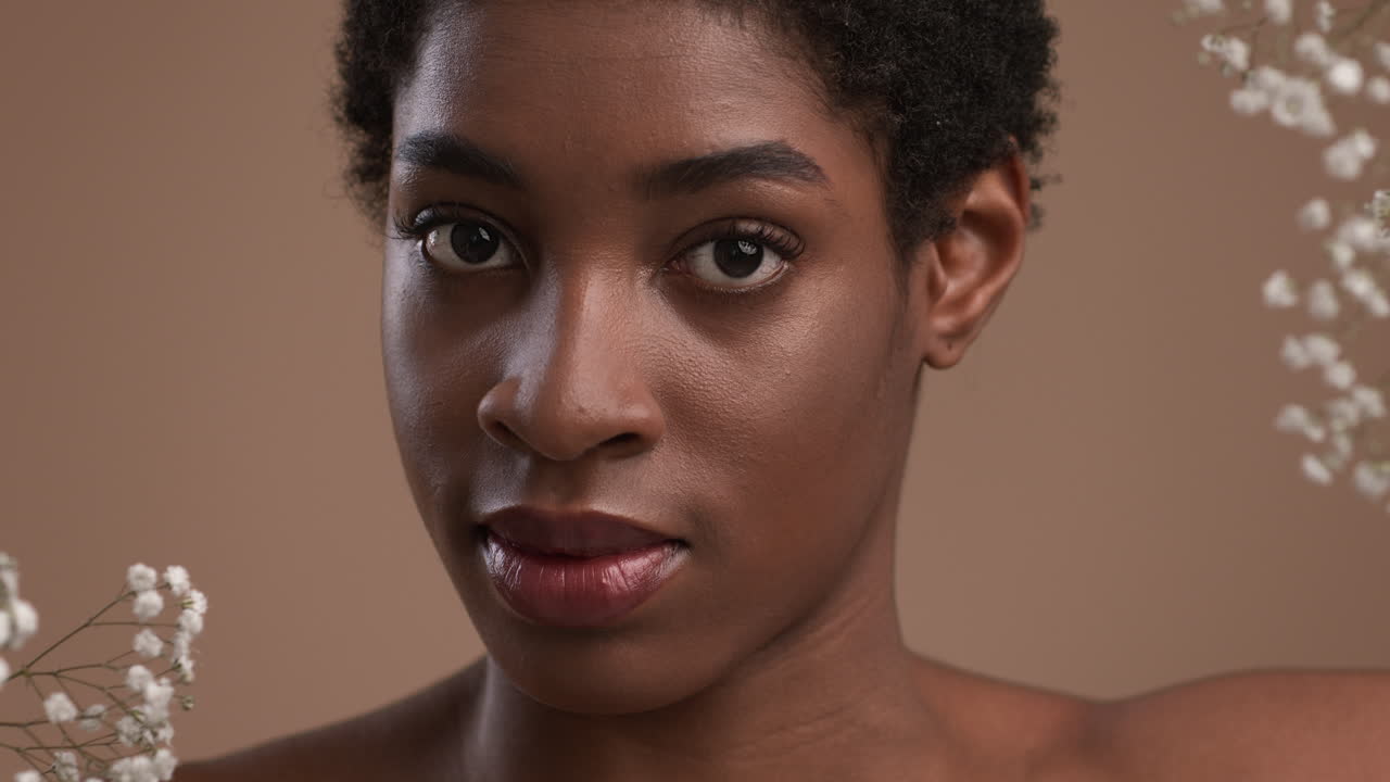 retrato de una mujer hermosa con flores