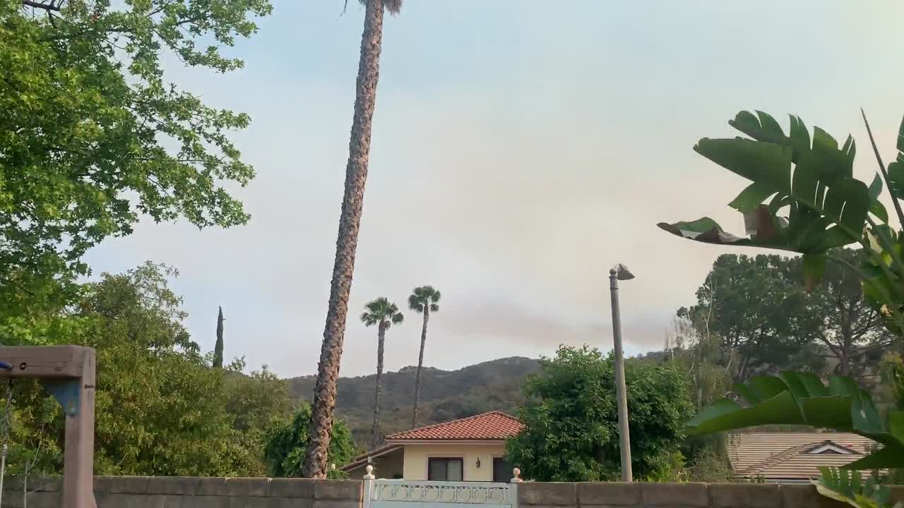 humo de los incendios forestales de california en el vecindario