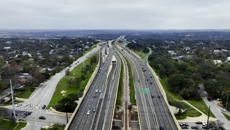 volando sobre el tráfico en la interestatal 1, día nublado de otoño en austin, ee.uu. - vista aérea