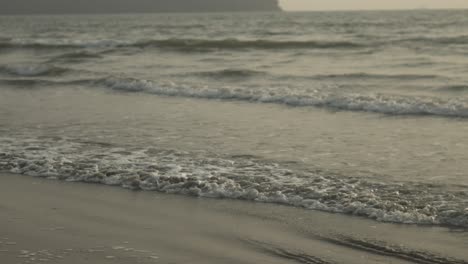 Sanfte-Wellen-Umspülen-Den-Sandstrand-In-Der-Abenddämmerung