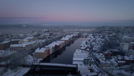 Luftaufnahme-Des-Flusses-Nidelva-In-Der-Stadt-Trondheim,-Kreis-Tröndelag,-Norwegen