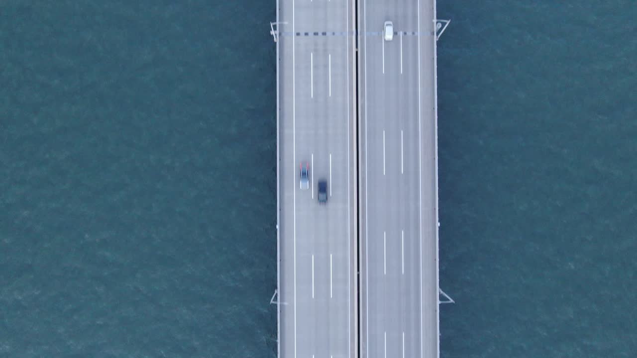 바다를 가로지르는 다리