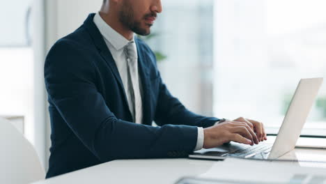hombre de negocios, traje y mecanografía en computadora portátil