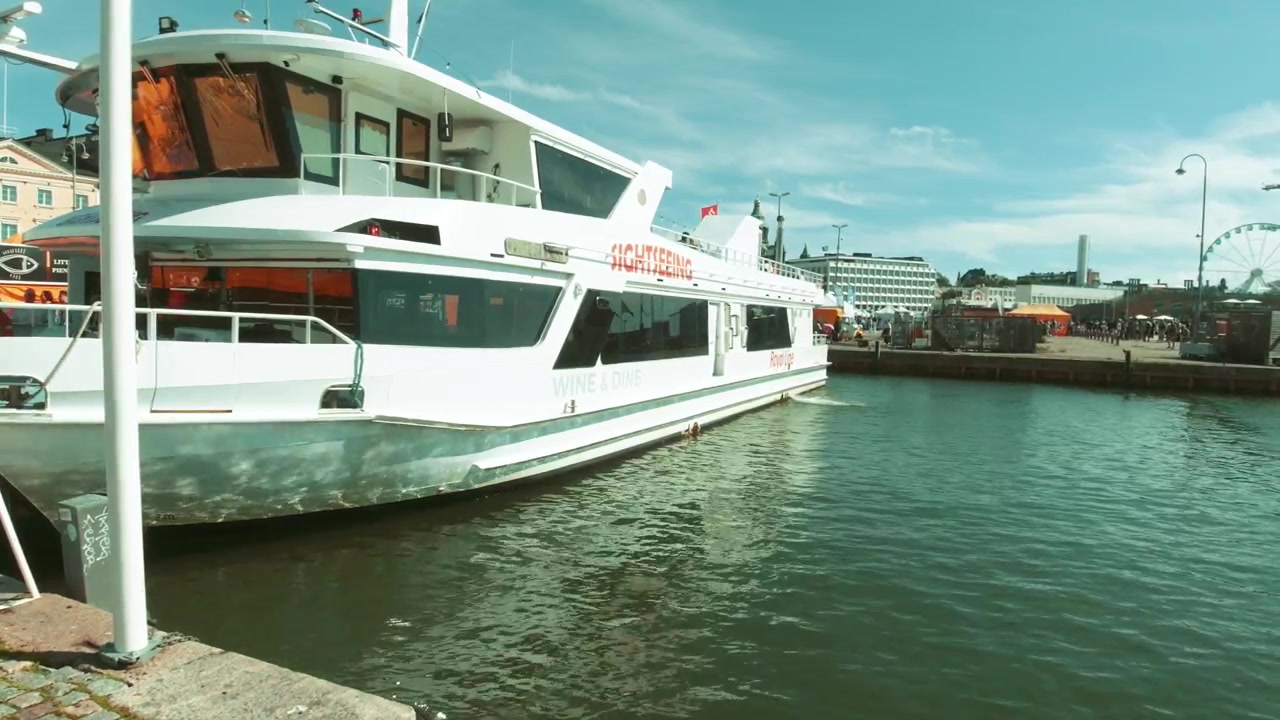 Helsinki-færge i havnen, der venter på, at sightseeingturister går om bord om sommeren, Finland.