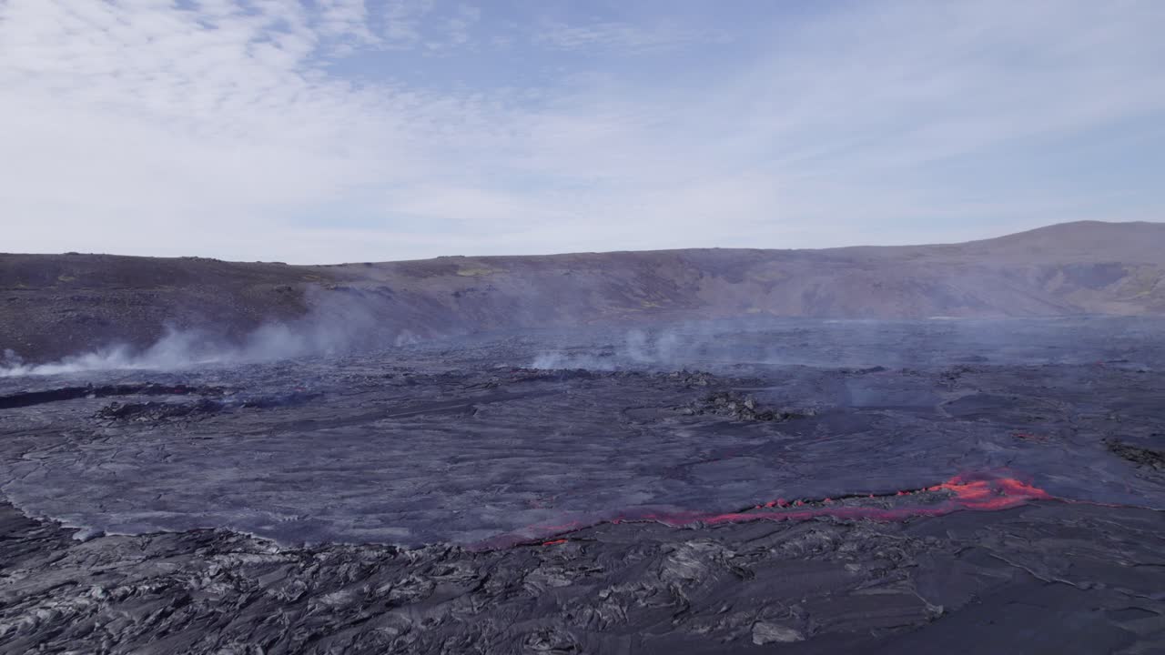 humo saliendo del campo de lava caliente en el volcán geldingadalir en islandia