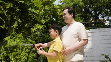뒷마당 에 있는 아시아인 남자 와 소년