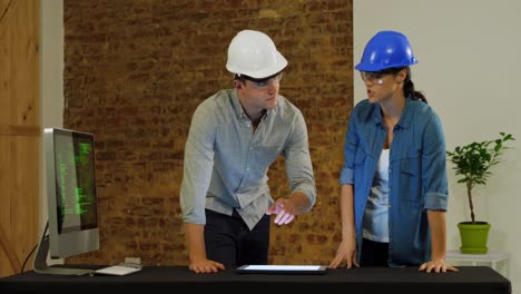 jóvenes arquitectos en discusión