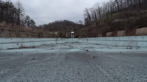 Imágenes-Deslizantes-De-Una-Piscina-De-Olas-Vacía-En-Un-Parque-Acuático-Rural-Abandonado-Durante-El-Invierno