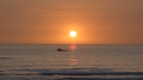 Un-Solo-Pájaro-Vuela-Frente-A-Una-Puesta-De-Sol-Naranja-Y-Un-Hermoso-Cielo-Naranja