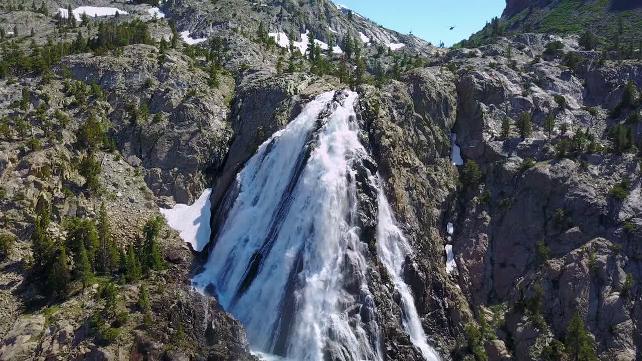 hermosa antena sobre cascada furiosa cerca del parque nacional de yosemite california 2