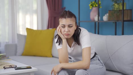 la joven que no se siente bien.