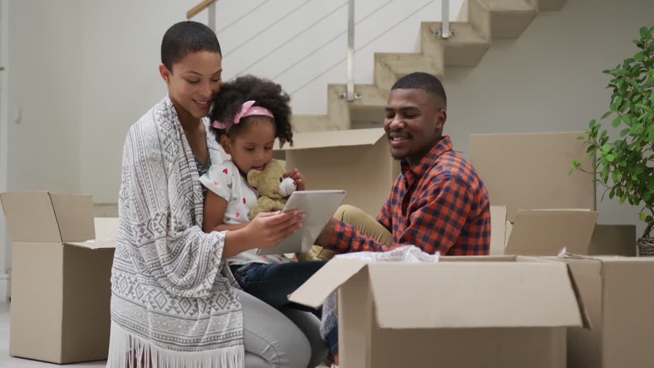 famiglia che si trasferisce in una nuova casa