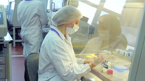 Mujer-Trabajando-En-Laboratorio.-Químico-Trabajando-Con-Matraz-De-Vidrio.-Investigación-Química