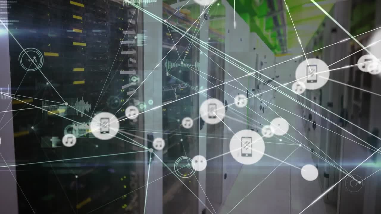 animación de la red de conexiones con iconos sobre la sala de servidores y el procesamiento de datos