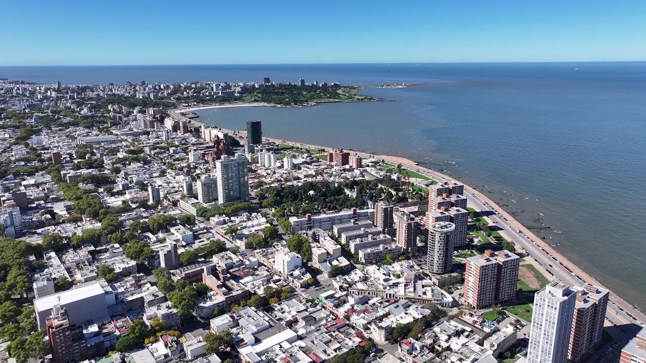 Horizonte de Montevidéu em Maldonado, Uruguai. Paisagem de cidade costeira. Paisagem marinha natural. Destino de viagem. Arranha-céus de Montevidéu em Maldonado, Uruguai.