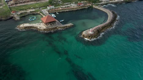 Toma-Aérea-Cuando-Las-Aguas-Chocan-Desde-El-Rompeolas