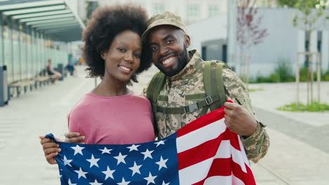 Portrait-Of-An-Couple-Hugging-And-Smiling-Outdoors