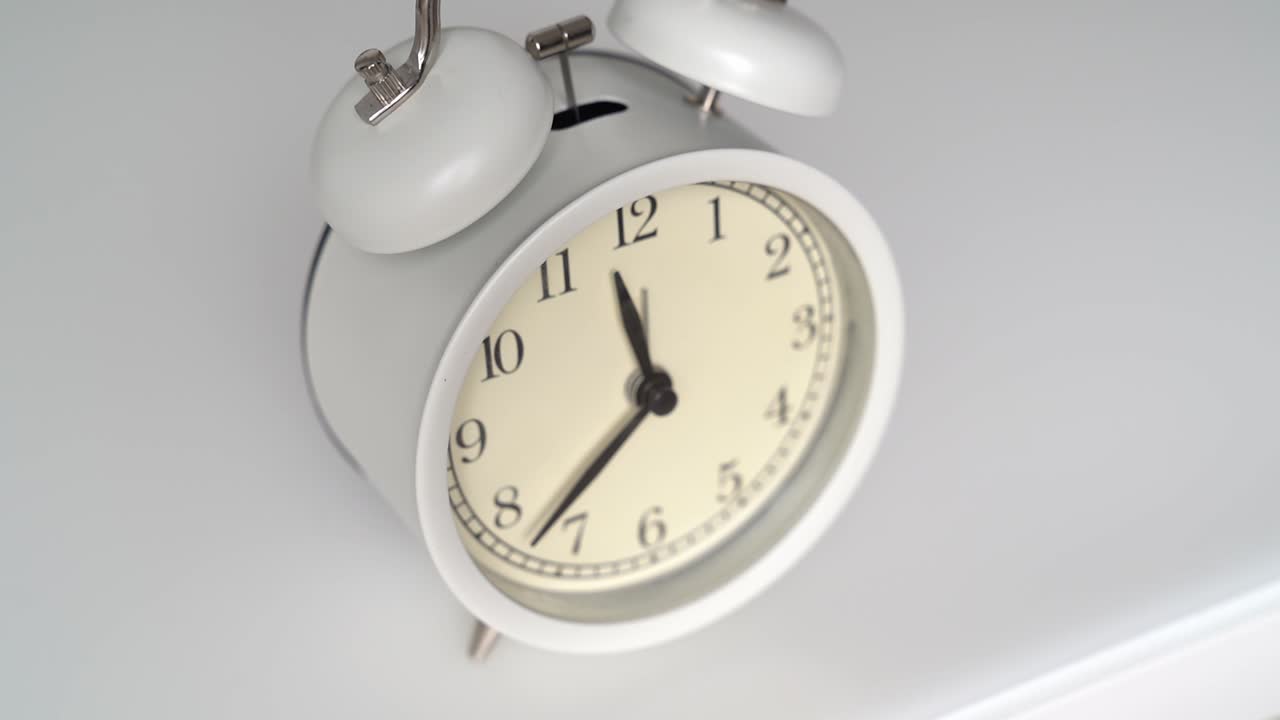 타임 스: 하 알람 시계의 다이얼의 손이 빠르게 움직이고 있습니다.