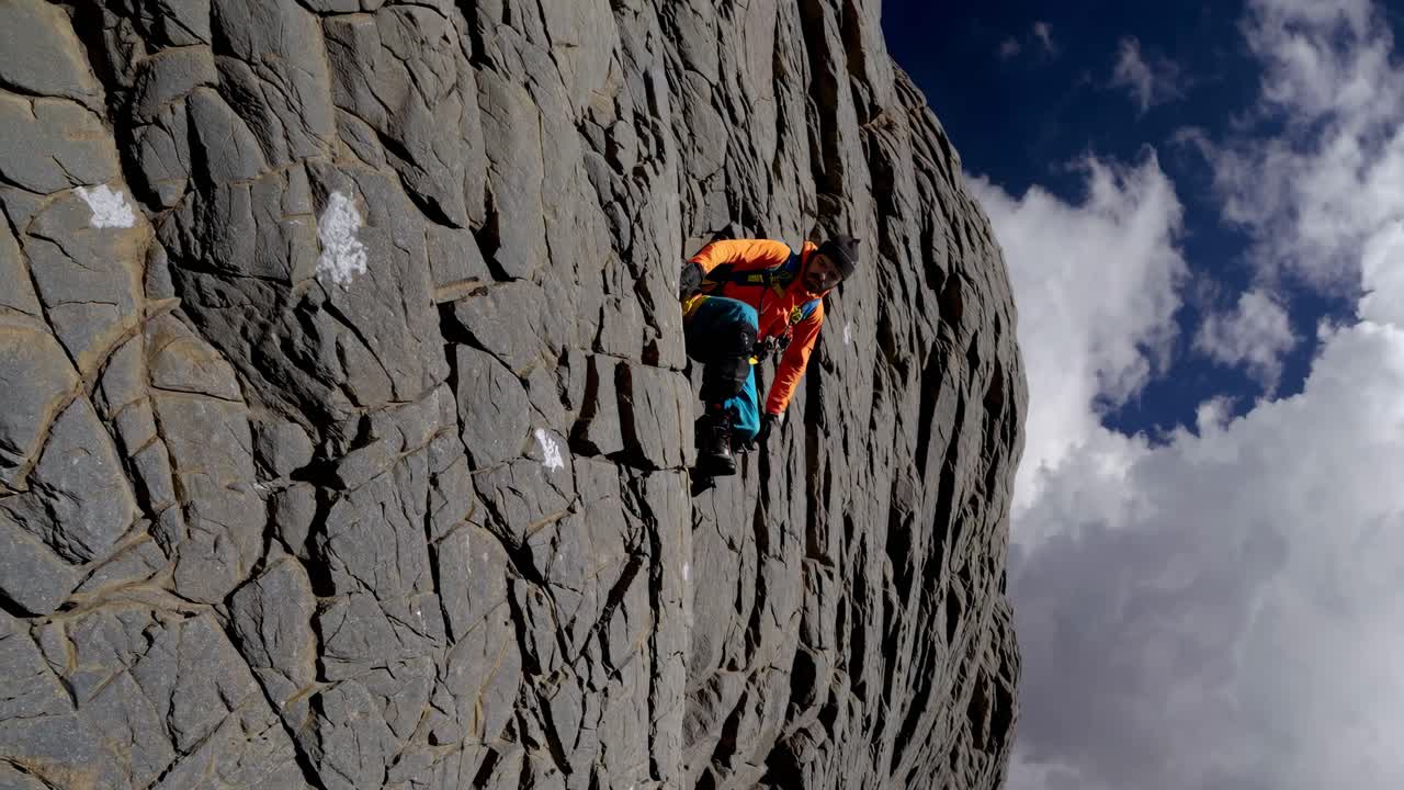 escalador en una cara rocosa
