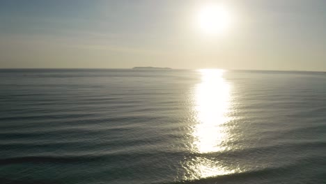 hermoso dron subiendo revelando el océano de una playa brasileña al amanecer