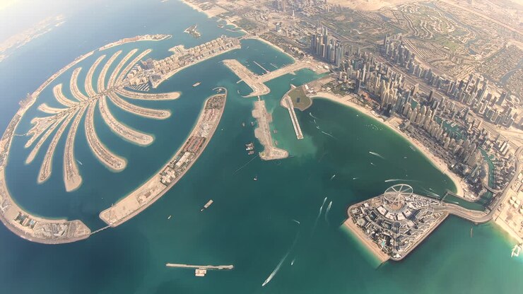 Parachutiste au-dessus de la Palm à Dubaï