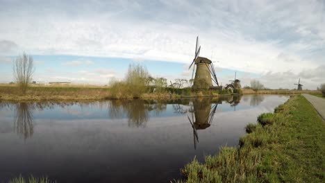 Molinos-De-Viento-Holandeses-En-Kinderdijk-Se-Reflejan-En-El-Agua