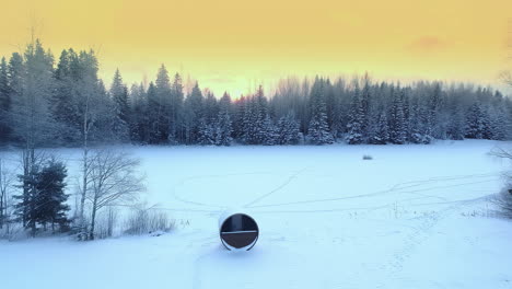 Lonely-cabin-in-the-woods-of-Riga,-Latvia-during-winter-in-the-forest