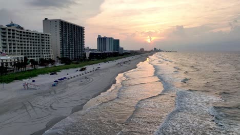 Salida-Del-Sol-Hacia-Los-Rascacielos-A-Lo-Largo-De-North-Myrtle-Beach-SC,-Frente-A-La-Playa-De-Carolina-Del-Sur