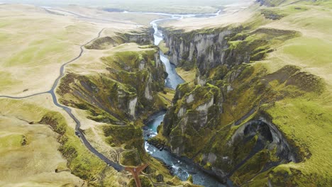 cañón fjadrargljufur en el sur de islandia - toma aérea de drones