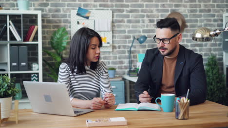 colaboración empresarial en la oficina moderna