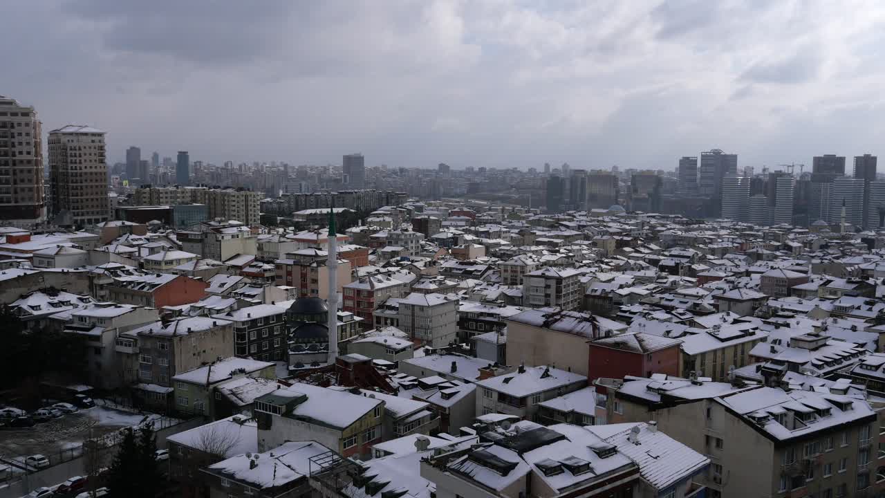 현대적이고 전통적인 건물이 있는 눈 인 도시 풍경