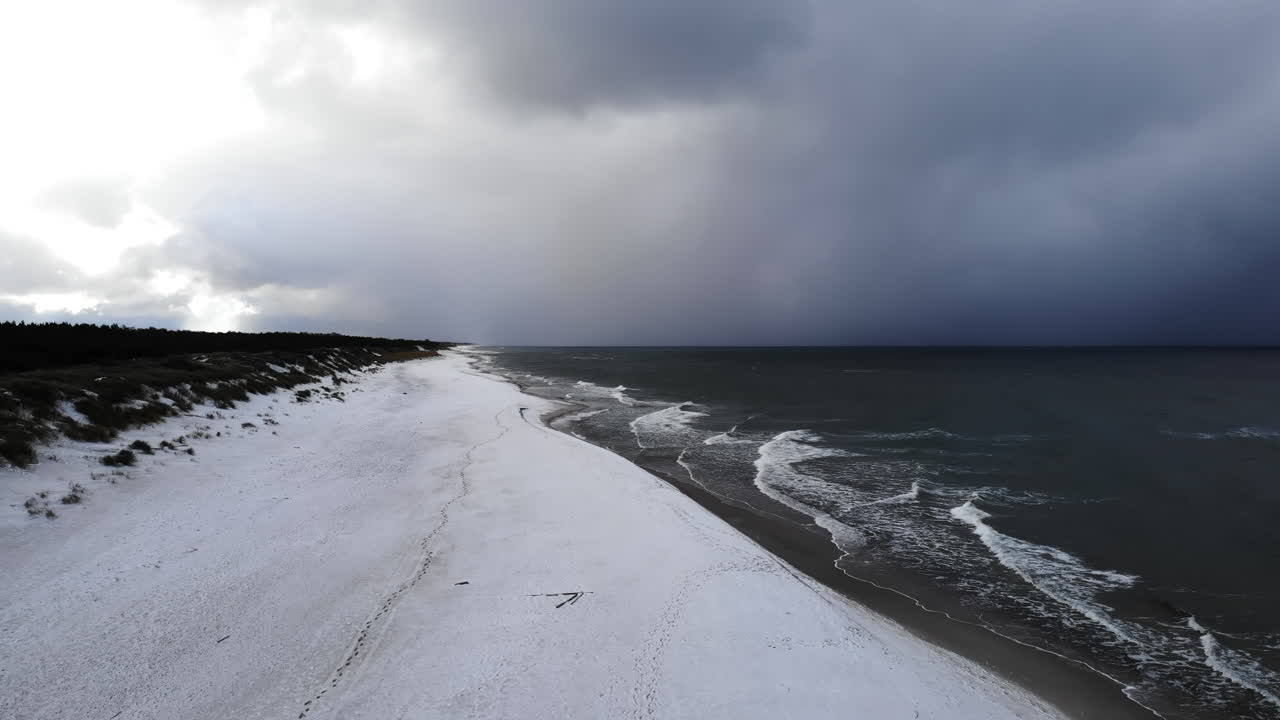 Lumiranta ja myrskyisät pilvet