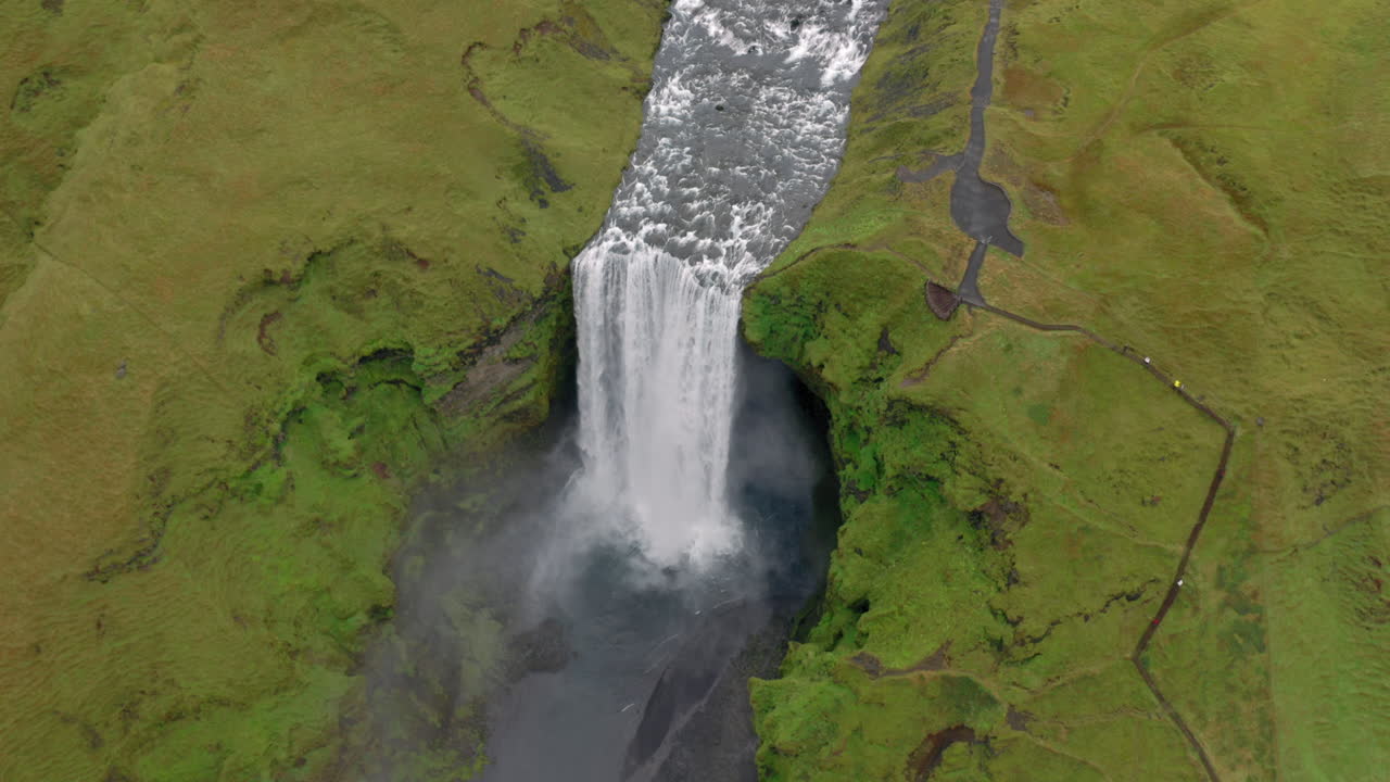 antena: toma panorámica lenta de la cascada de skogafoss en islandia