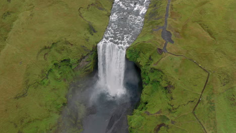 Antena:-Toma-Panorámica-Lenta-De-La-Cascada-De-Skogafoss-En-Islandia