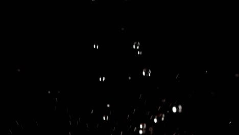 vuelo de limón en fondo negro en cámara lenta