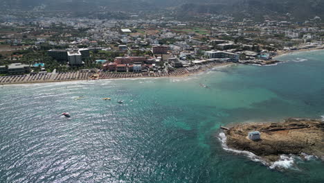 Vista-Aérea-De-Una-Pequeña-Y-Linda-Isla-Con-Una-Pequeña-Capilla