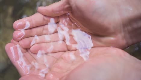 Un-Puñado-De-Agua.-Camara-Lenta.