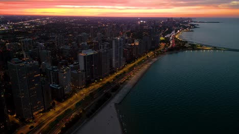 Autos-Fahren-Durch-Uns-Highway-41-Entlang-Der-Oak-Street-Und-Betonstrand-In-Der-Nähe-Des-North-Avenue-Beach-Pier-In-Der-Abenddämmerung-In-Chicago,-Illinois